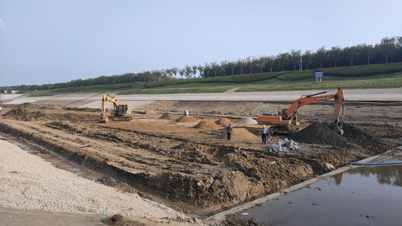 洪泽站泵站至洪金涵洞天然河道硬化砂石垫层铺设